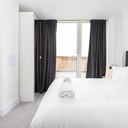 Modern 3 Bedroom House With Balconies & Parking Apartment London