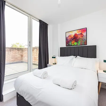 Apartment Modern 3 Bedroom House With Balconies & Parking London
