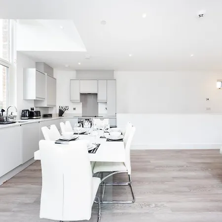 Modern 3 Bedroom House With Balconies & Parking London