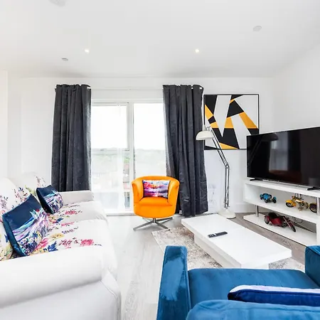 Modern 3 Bedroom House With Balconies & Parking