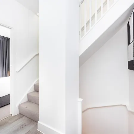 Modern 3 Bedroom House With Balconies & Parking Apartment