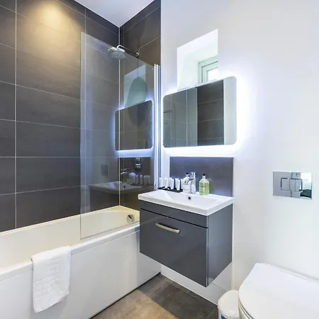 Modern 3 Bedroom House With Balconies & Parking