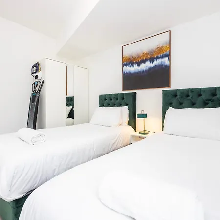 Modern 3 Bedroom House With Balconies & Parking * London