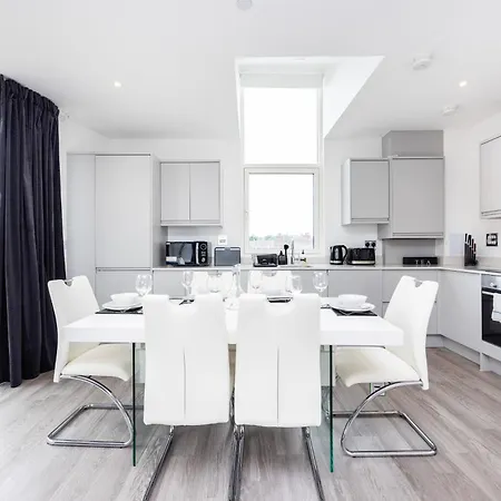 Apartment Modern 3 Bedroom House With Balconies & Parking