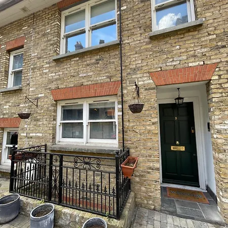 5 Bed House - Fancy - Sleep Up To 12 - Holiday home London