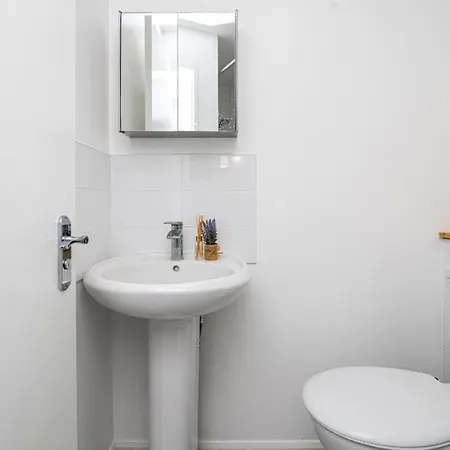 Guest house Bright Spacious Double Bedroom *