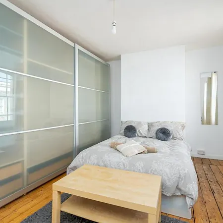 Bright Spacious Double Bedroom * London