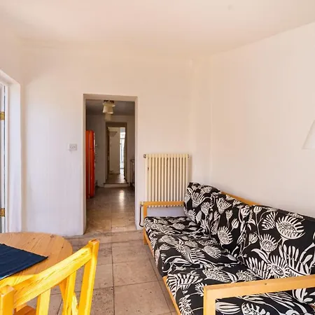 Guest house Bright Spacious Double Bedroom