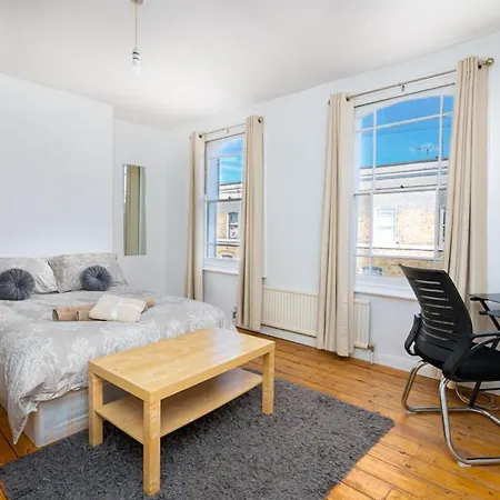 Guest house Bright Spacious Double Bedroom *