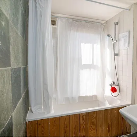 Bright Spacious Double Bedroom Guest house London