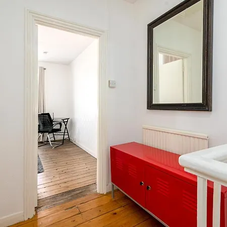Bright Spacious Double Bedroom Guest house