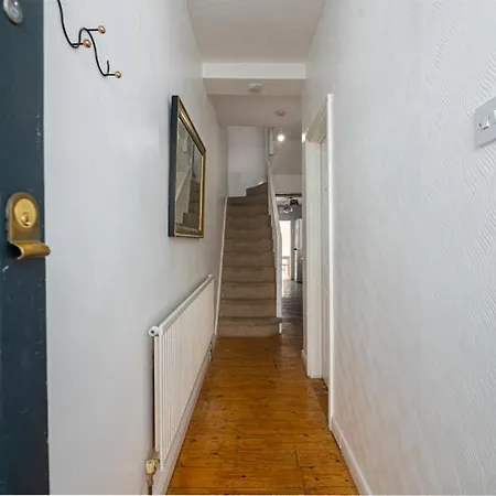Guest house Bright Spacious Double Bedroom *