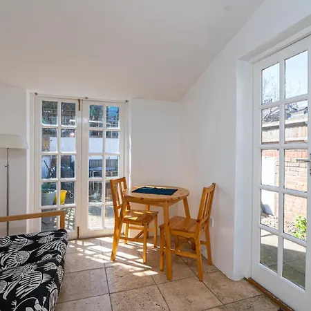Guest house Bright Spacious Double Bedroom