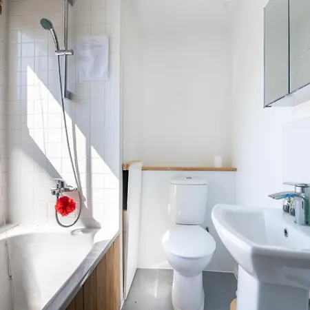 Guest house Bright Spacious Double Bedroom *