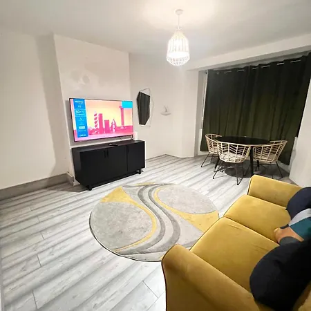 2 Bedroom Flat With Balcony In White City, Hammersmith