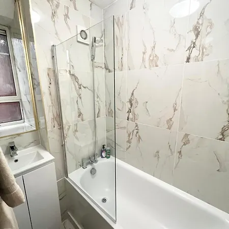 Appartamento 2 Bedroom Flat With Balcony In White City, Hammersmith Londra