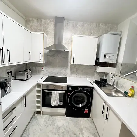2 Bedroom Flat With Balcony In White City, Hammersmith