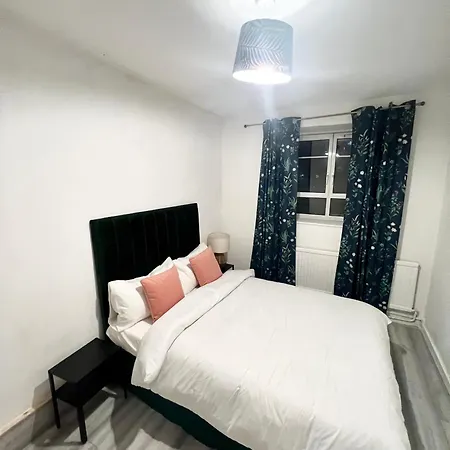 2 Bedroom Flat With Balcony In White City, Hammersmith Apartment London