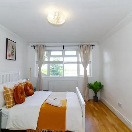 Mcrae - 2 Bed Flat - South - Crystal Palace Apartment