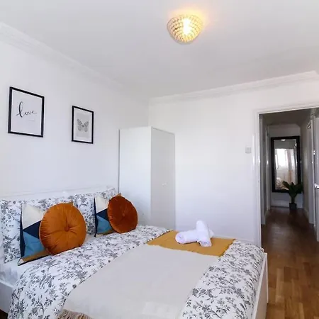 Mcrae - 2 Bed Flat - South - Crystal Palace Apartment