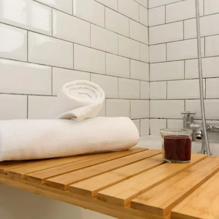 Mcrae - 2 Bed Flat - South - Crystal Palace Apartment