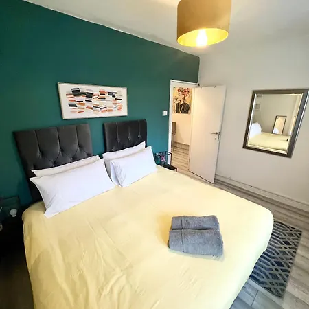 Apartment 2 Bedroom Flat With Balcony In White City, Hammersmith *