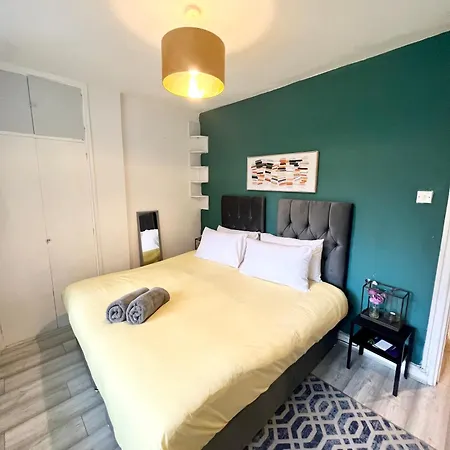 2 Bedroom Flat With Balcony In White City, Hammersmith