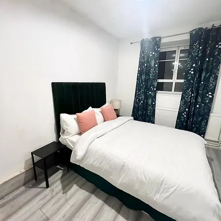 Apartment 2 Bedroom Flat With Balcony In White City, Hammersmith London