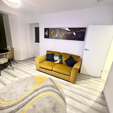 2 Bedroom Flat With Balcony In White City, Hammersmith Appartamento *