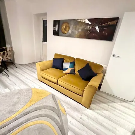 2 Bedroom Flat With Balcony In White City, Hammersmith Apartment
