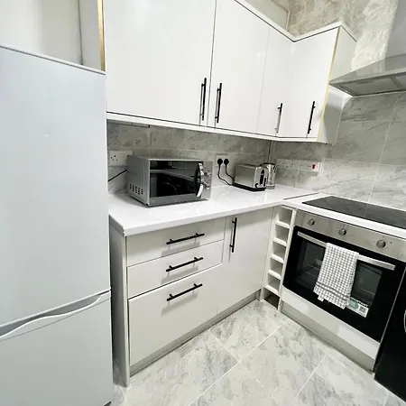 Apartment 2 Bedroom Flat With Balcony In White City, Hammersmith *