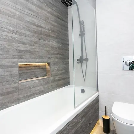 Awesome 1 Bedroom Flat In Apartment