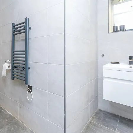 Awesome 1 Bedroom Flat In Apartment *
