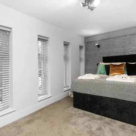 Awesome 1 Bedroom Flat In *