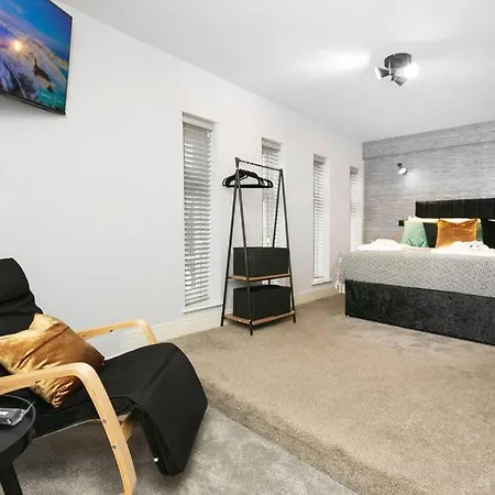 Awesome 1 Bedroom Flat In Apartment