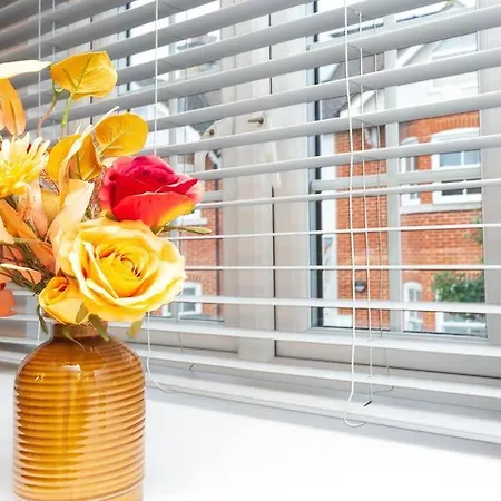 Awesome 1 Bedroom Flat In *