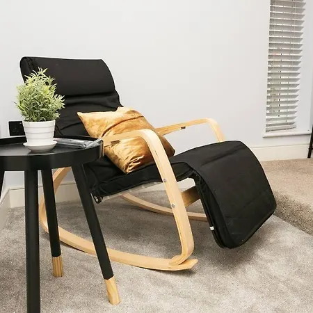 Awesome 1 Bedroom Flat In Apartment