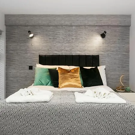 Awesome 1 Bedroom Flat In Apartment Twickenham