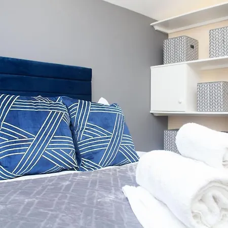 Modern Stylish 2 Bedroom In East Apartment *