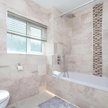 Spacy 3 Bedroom Woolwich Apartment