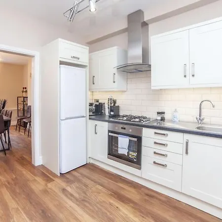 Spacy 3 Bedroom Woolwich Apartment