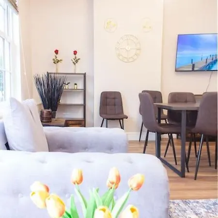 Spacy 3 Bedroom Woolwich Apartment