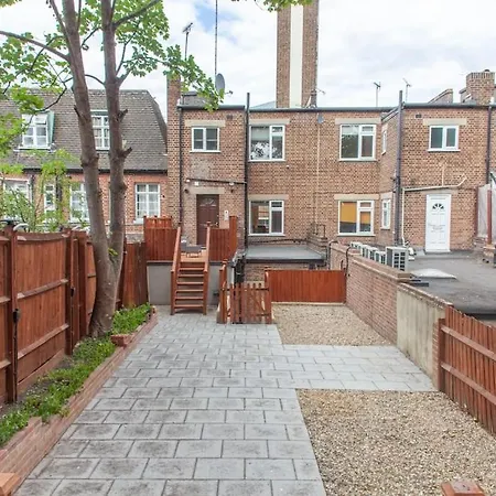Spacy 3 Bedroom Woolwich Apartment London