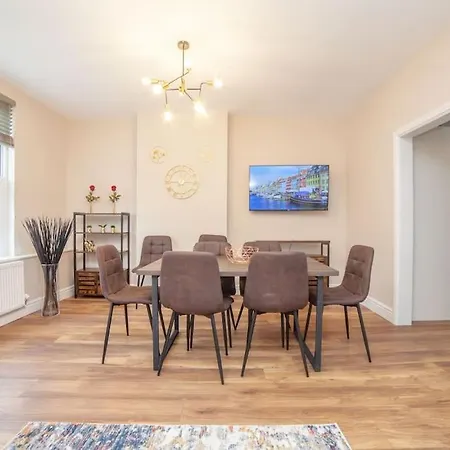 Spacy 3 Bedroom Woolwich Apartment