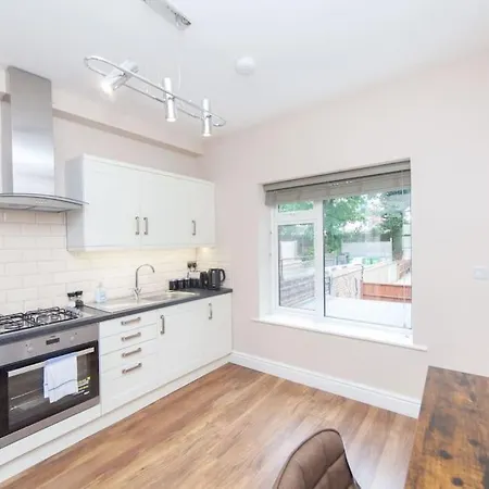 Spacy 3 Bedroom Woolwich Apartment London