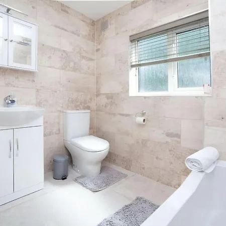 Spacy 3 Bedroom Woolwich Apartment London