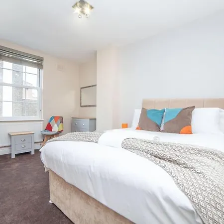Spacy 3 Bedroom Woolwich Apartment