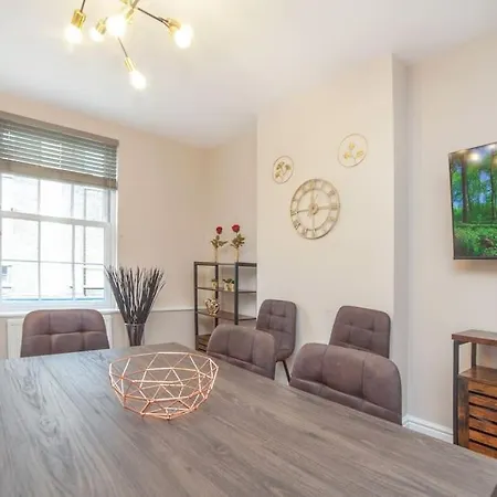 Spacy 3 Bedroom Woolwich Apartment London