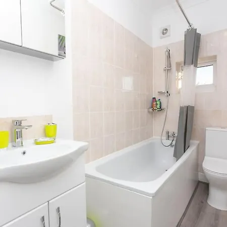 Cosy Comfy 1 Bedroom In Location Apartment London