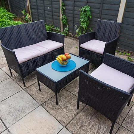 Apartment 3 Bedroom House With Spacious Back Garden & Free Parking In Ilford, Barking